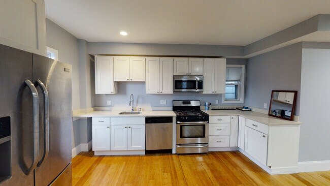 Building Photo - 722 Saratoga St