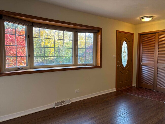 Foto del edificio - 558 Green Bay Rd