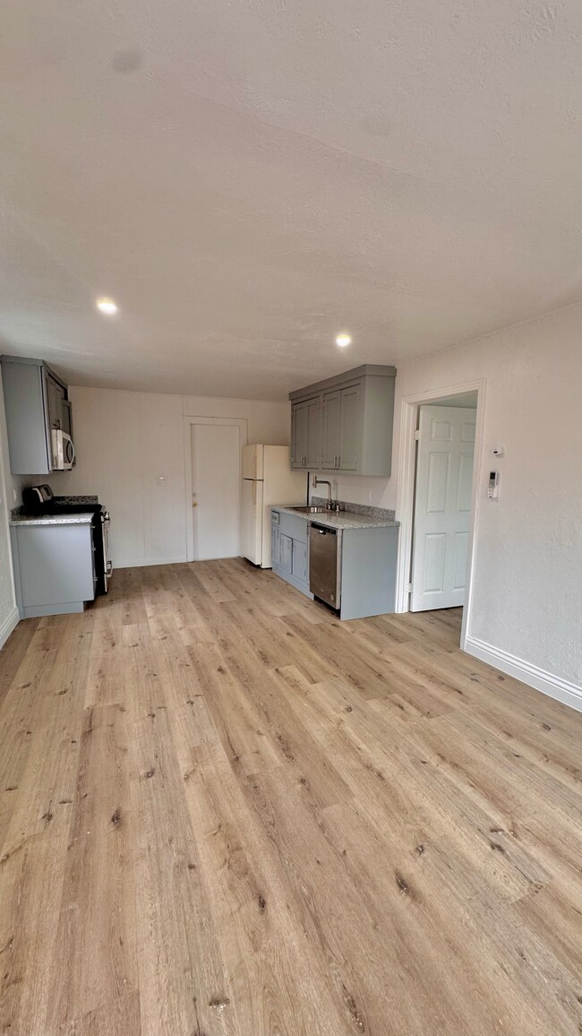 Building Photo - 203 W Madill St