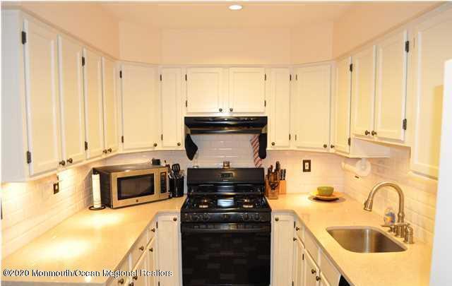 Building Photo - 13 S Pointe Dr