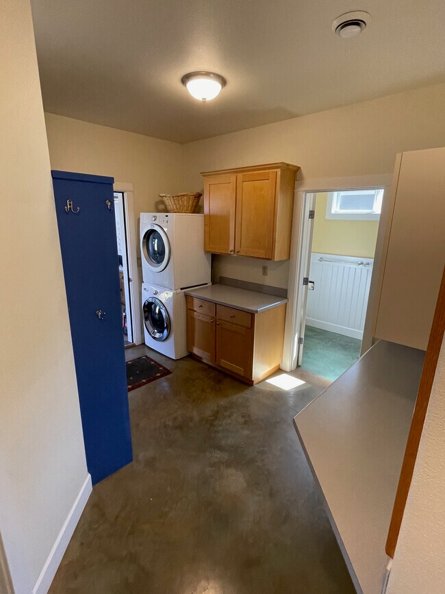 Mud Room - 1244 NW Albany Ave