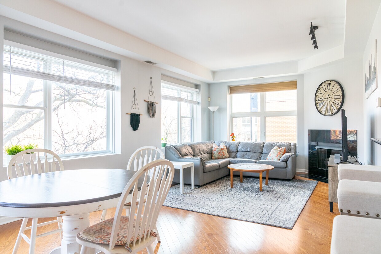 Spacious living and eating space - 2307 W Wolfram St