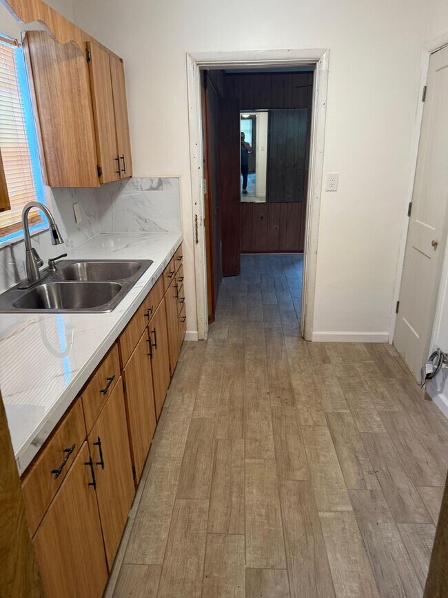Building Photo - Fully Renovated 3/1 Available for Immediate Rent!