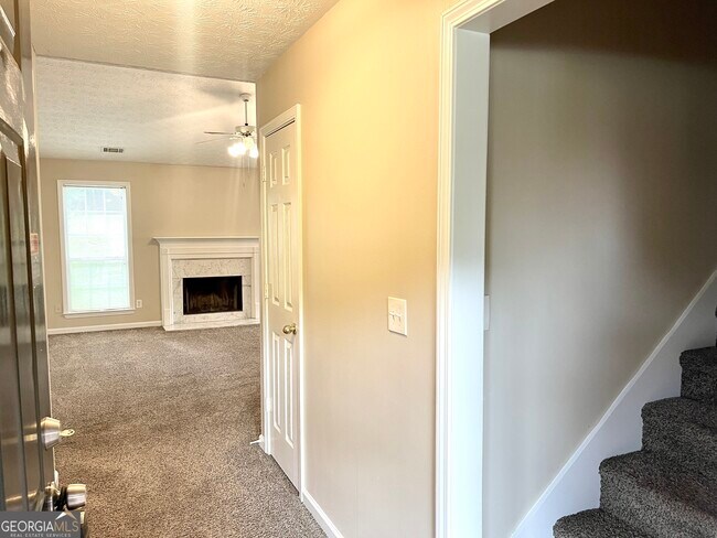 Building Photo - 100 Oak Hill Dr