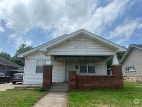 Building Photo - 806 N Kickapoo Ave
