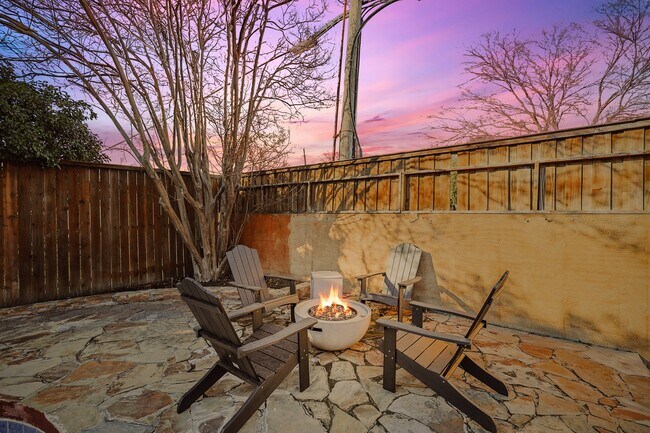 Foto del edificio - 3209 Tree House Ln
