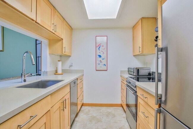 Building Photo - Lovely Fully Furnished Langley Condo-Ready...