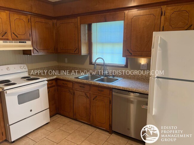 Foto del edificio - Centrally Located Two Bedroom, One Bathroom Home