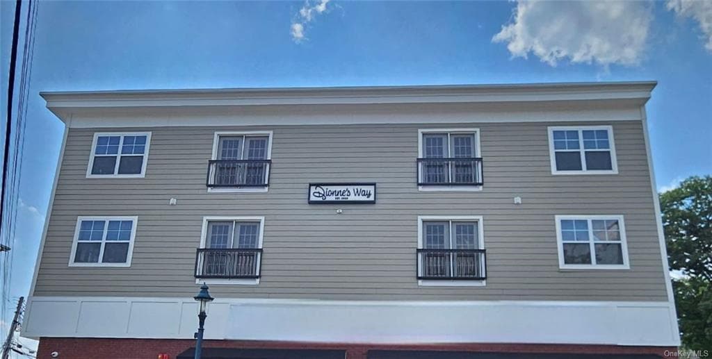 Primary Photo - 17 N William St