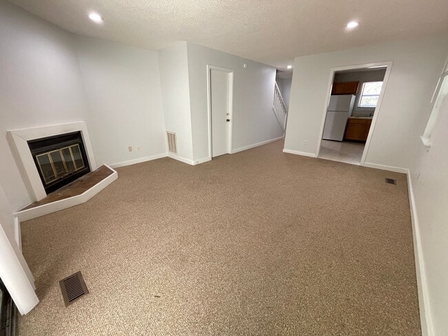 Building Photo - Nice 2br townhome in quiet neighborhood, r...