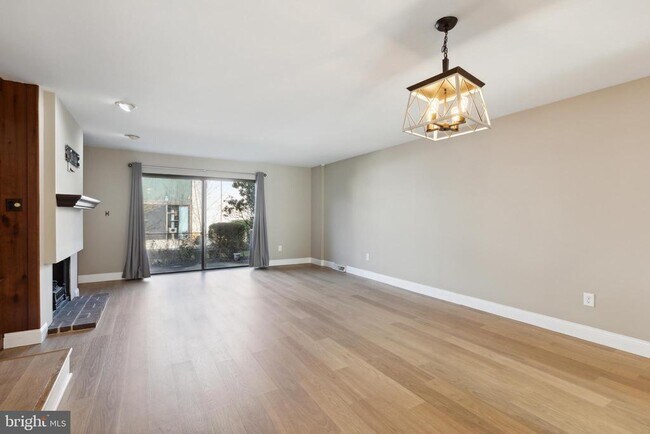 Foto del edificio - 1009 Putnam Blvd