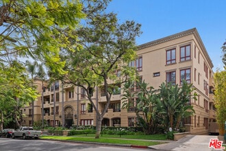 Building Photo - 411 N Oakhurst Dr