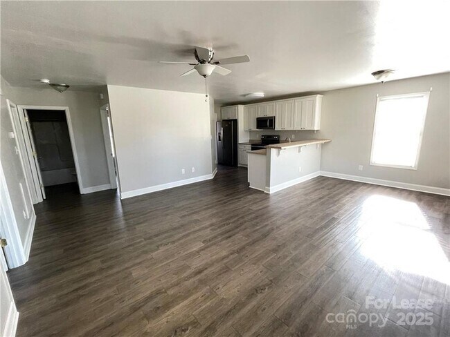 Foto del edificio - 26 E J St