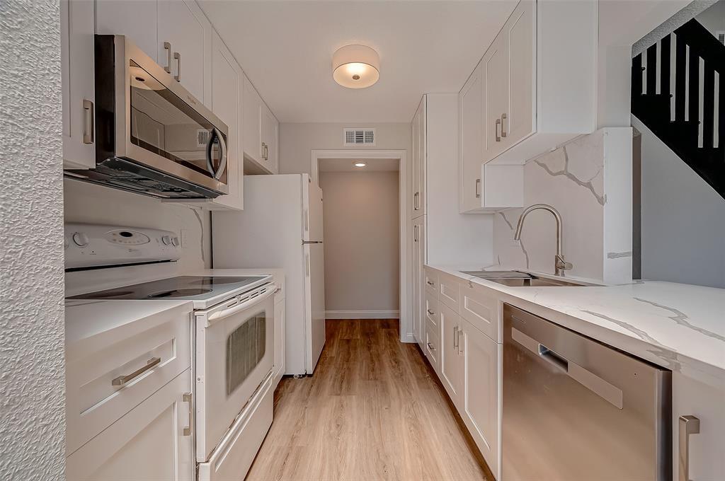 Foto principal - 8539 Sands Point Dr