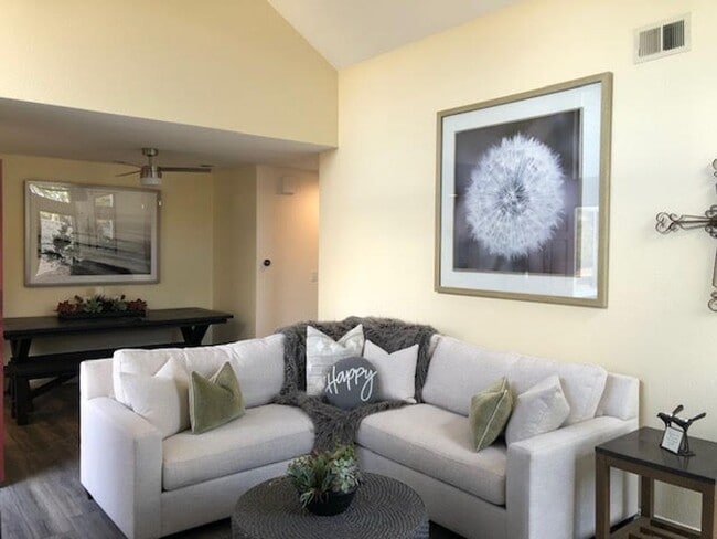Building Photo - Desirable Redwood Shores Townhouse
