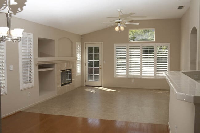 Foto del edificio - 3 Bed, 2 Baths, 1485 SF. 2 Car Garage, sin...