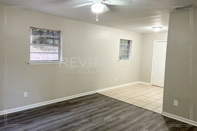 Building Photo - 3 BR Brick Home on End Lot
