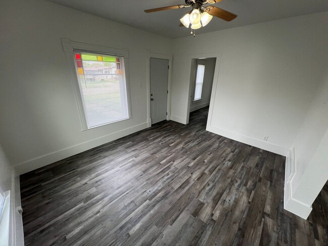 Building Photo - 2 bedroom house with fenced in back yard i...