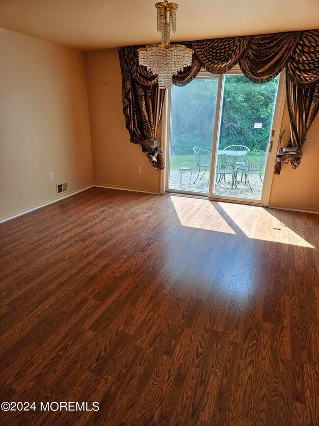 Building Photo - 19 S Pointe Cir