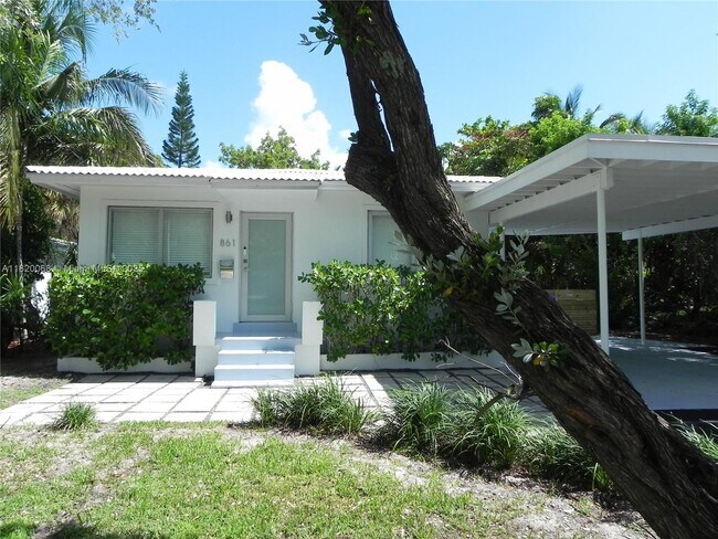 Foto del edificio - 861 NE 70th St