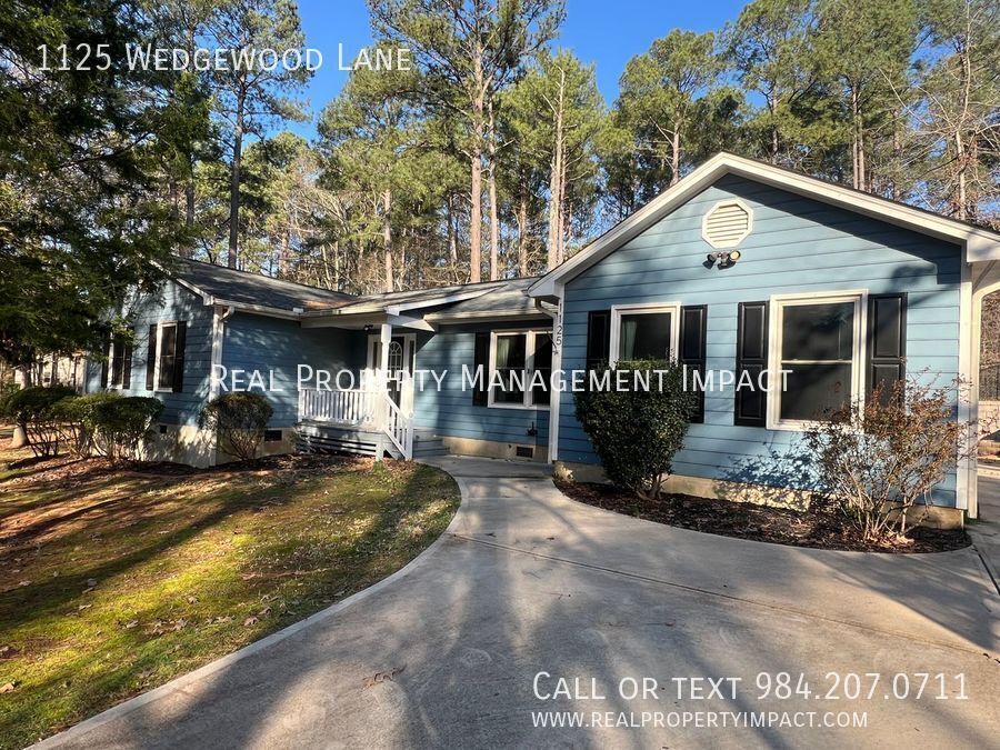 Foto principal - Spacious 3/4 Bedroom 3 Bath Ranch Home on ...