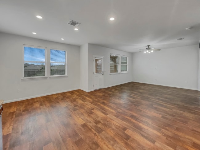 Building Photo - 717 Twisted Oaks Ln