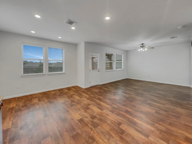 Foto del edificio - 717 Twisted Oaks Ln