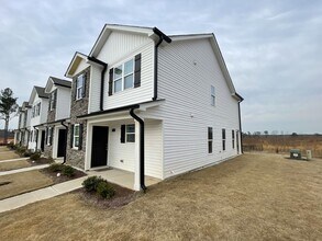 Building Photo - 1100 Peony Ln