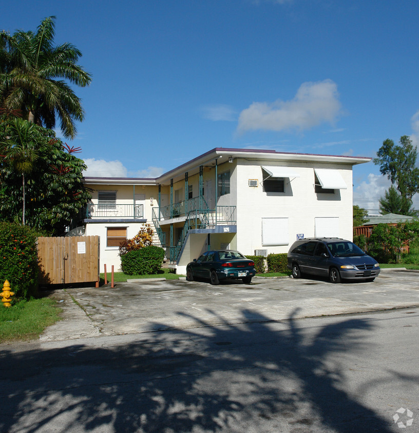 Primary Photo - Bayshore Apartments