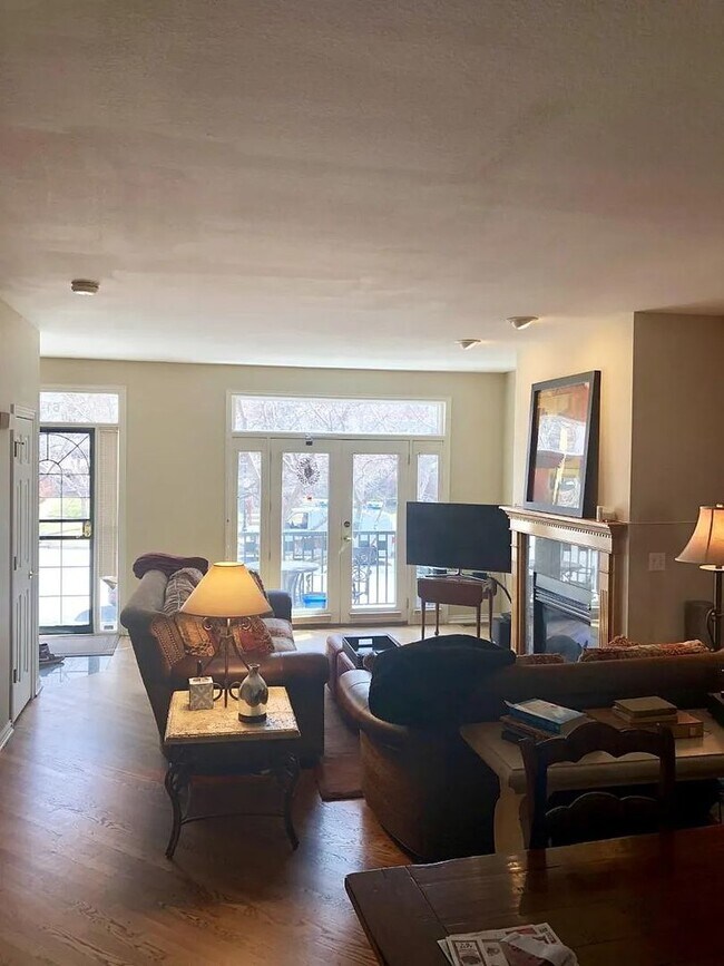 Building Photo - Lovely 4 Bedroom Townhome in Denver