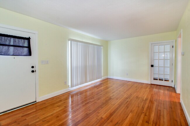 Foto del edificio - 1709 N Forest Ave