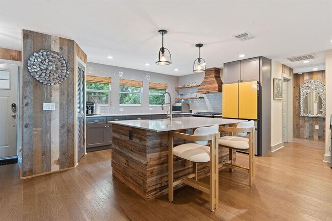 Building Photo - 3008 S 5th St