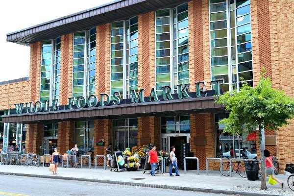Whole Foods, a cinco minutos a pie - 1420 N St NW