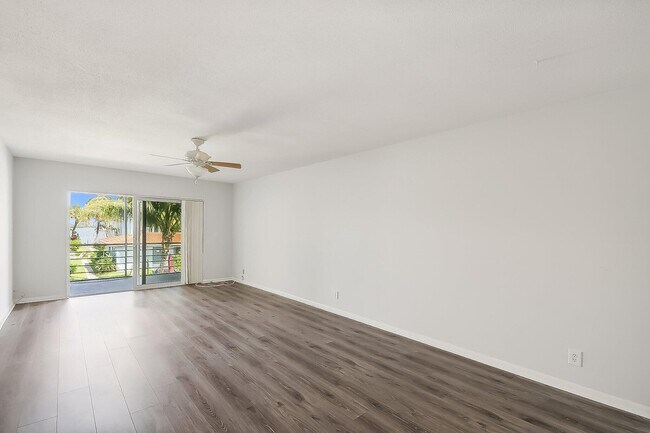 Building Photo - 1432 S Lakeside Dr