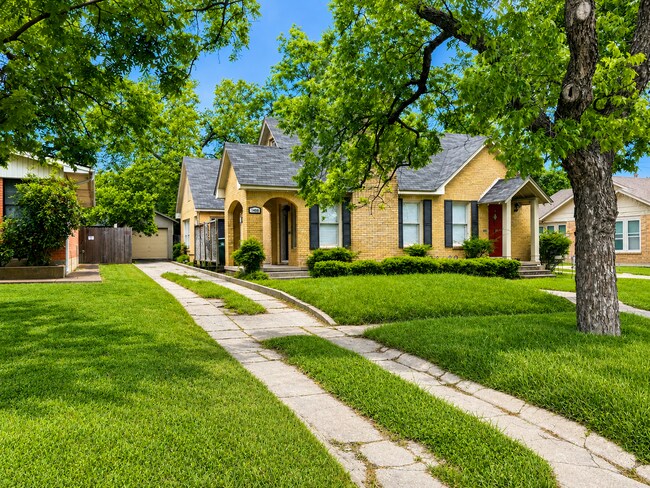 Building Photo - AVAILABLE NOW! CHARMING HISTORIC TEMPLE HOME