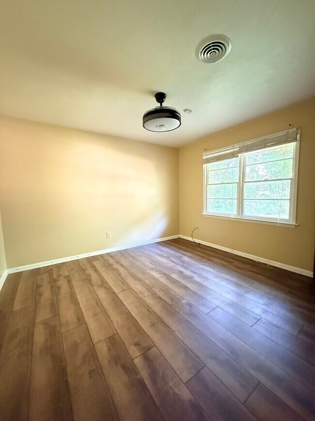 Foto del edificio - 4 Bed / 2 Bath Spacious Home – Perfect for Families or Roommates