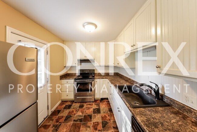 Building Photo - Charming 3 Bedroom