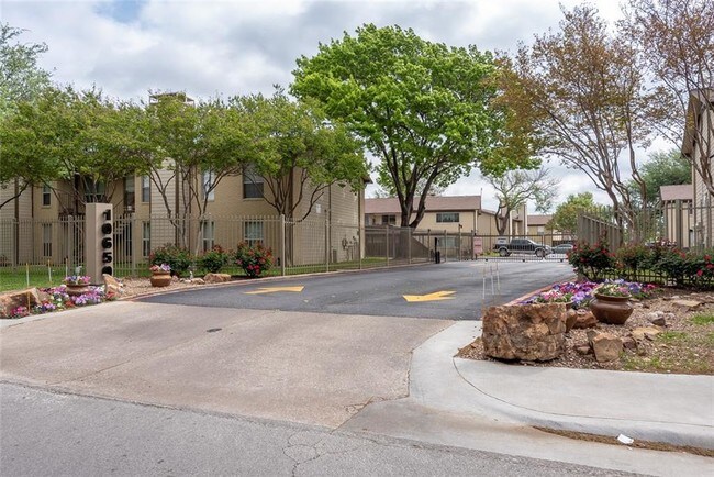 Building Photo - 10650 Steppington Dr