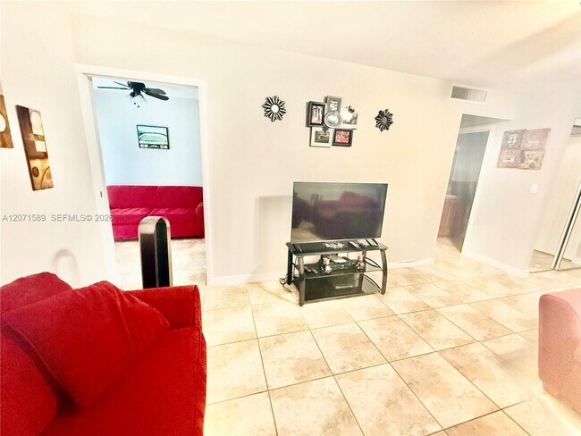 Foto del edificio - 17560 Atlantic Blvd