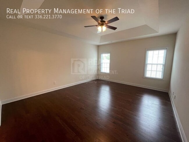 Building Photo - **MOVE IN SPECIAL!** Extraordinary End Uni...
