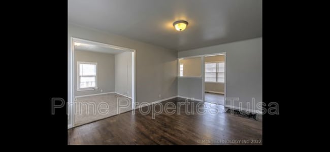 Building Photo - 925 E Thompson Ave