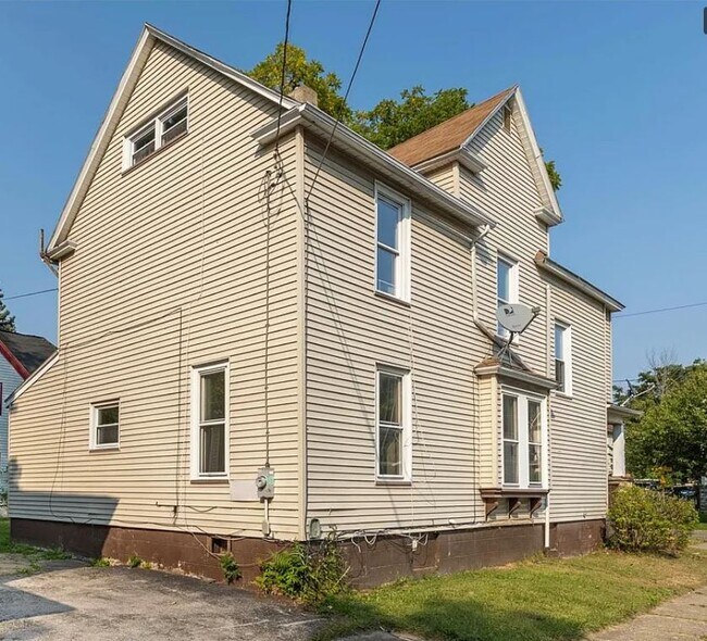 Building Photo - 119 York St