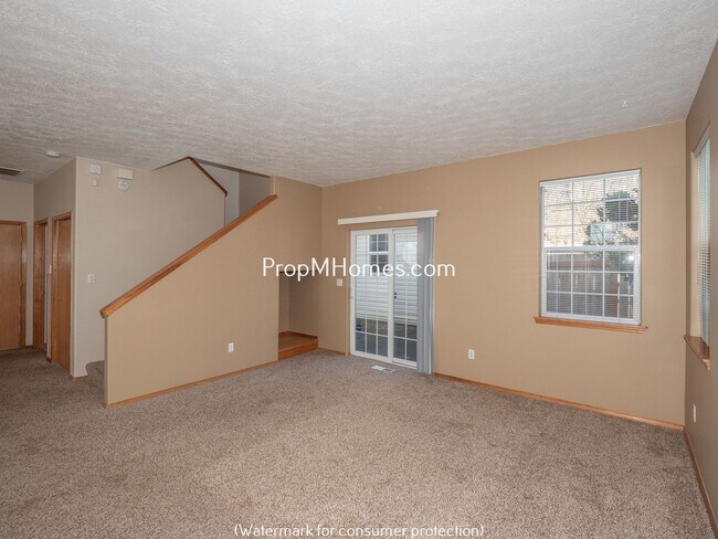 Foto del edificio - Inviting Three Bedroom Townhouse - Prime Clackamas Location!