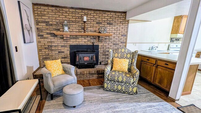 Acogedor rincón de lectura y chimenea - 495 N Eccles Ave