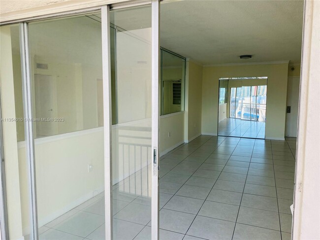 Building Photo - 400 Kings Point Dr