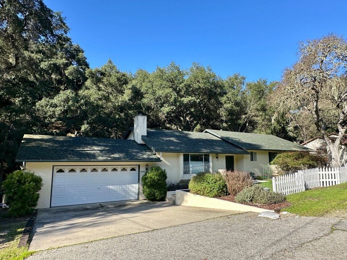 Primary Photo - Beautiful 3 Bedroom 2 Bath Single Family H...