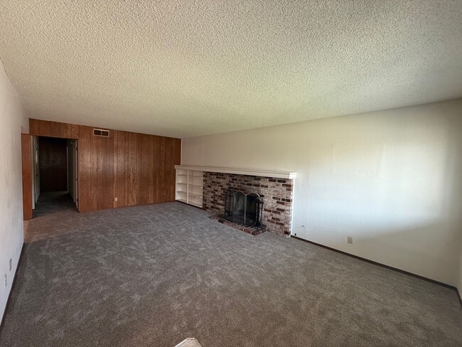 Building Photo - 3 bed 2 bath available in Sacramento!