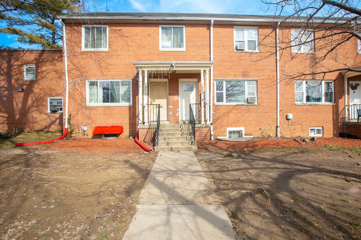 Foto principal - Lovely 2 BR/1.5 BA Townhome in Hyattsville...