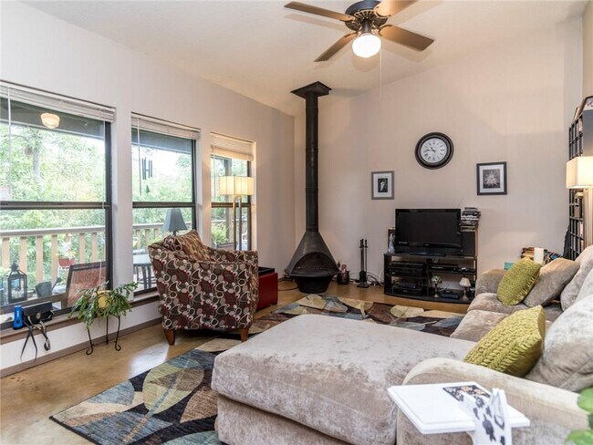 Foto del edificio - 704 Ramble Ln