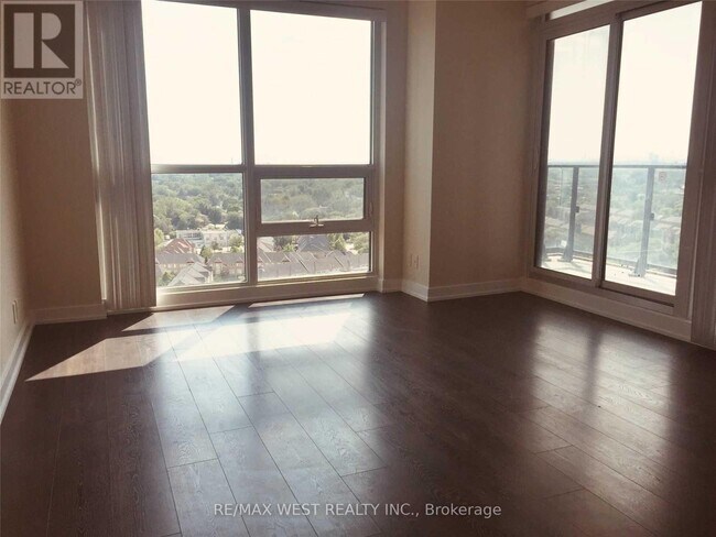 Photo du bâtiment - 2220 Lake Shore Blvd W